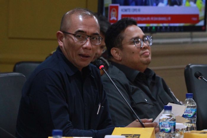 KETUA Komisi Pemilihan Umum (KPU) RI Hasyim Asy'ari (kiri).