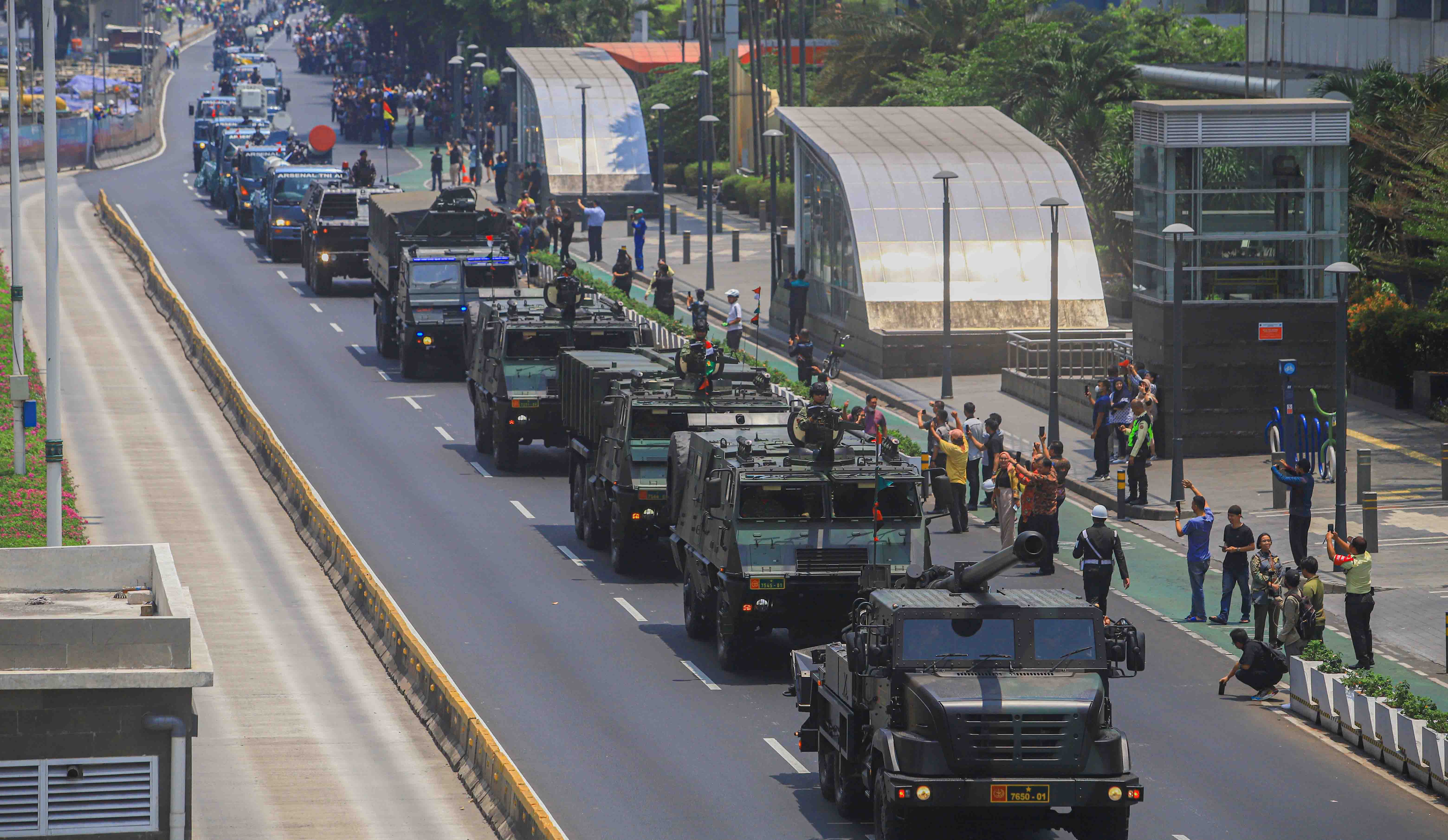 Parade alutsista tersebu dalam rangka HUT ke-78 TNI.
