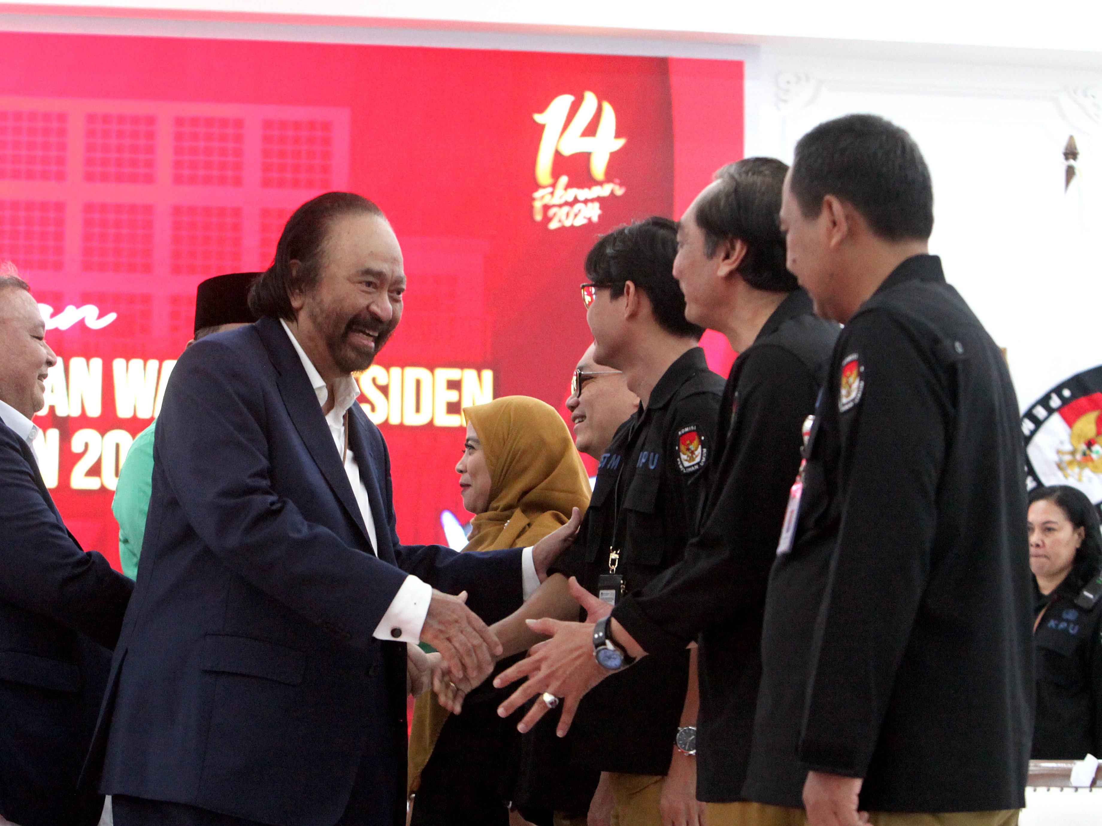 Ketua Umum Partai NasDem Surya Paloh bersalaman dengan Komisioner KPU.