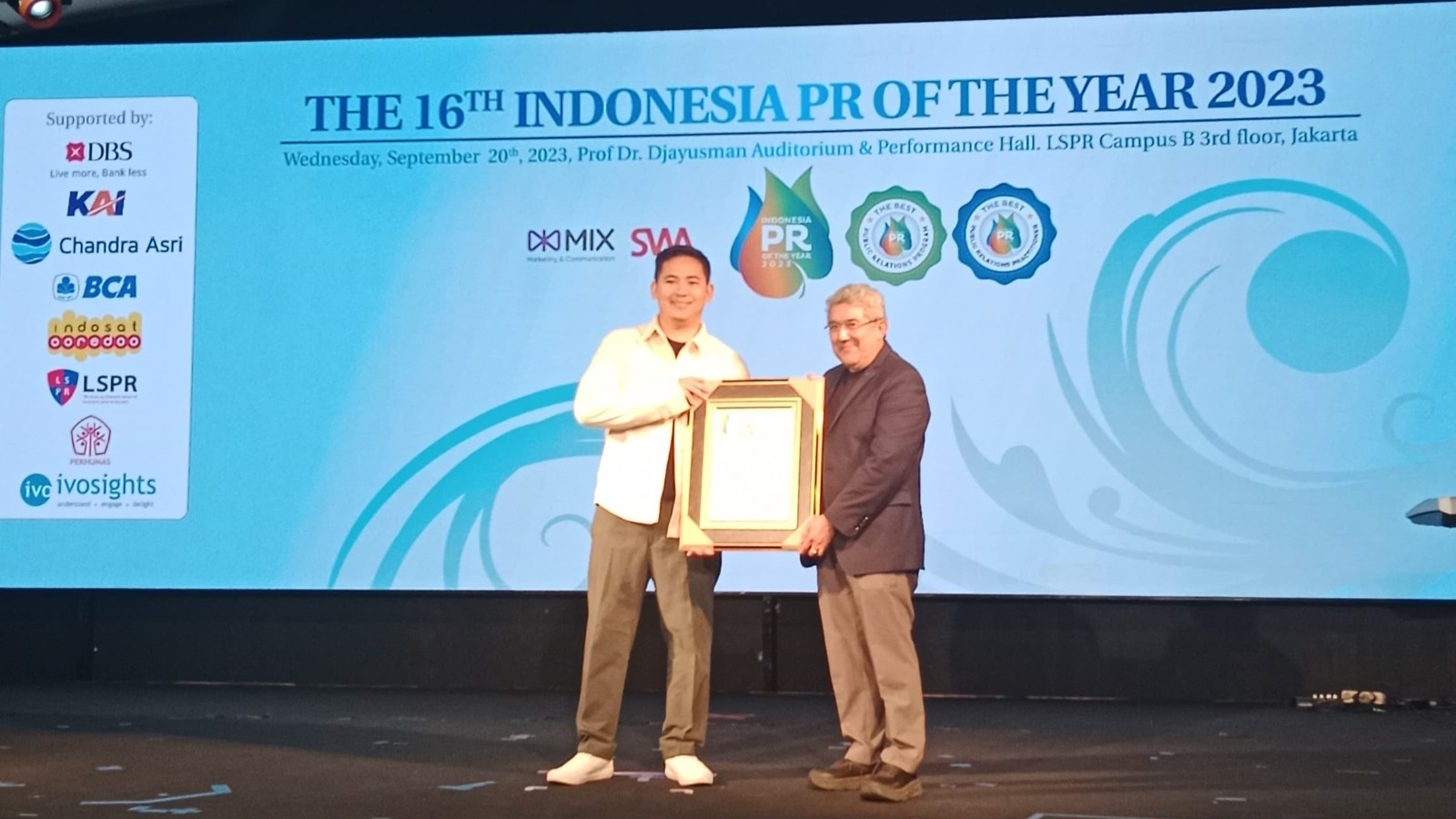  Direktur Magpie Public Relations, Ibnu Haykal (kiri), meraih penghargaan “Senior Public Relations Practitioner of The Year 2023” .