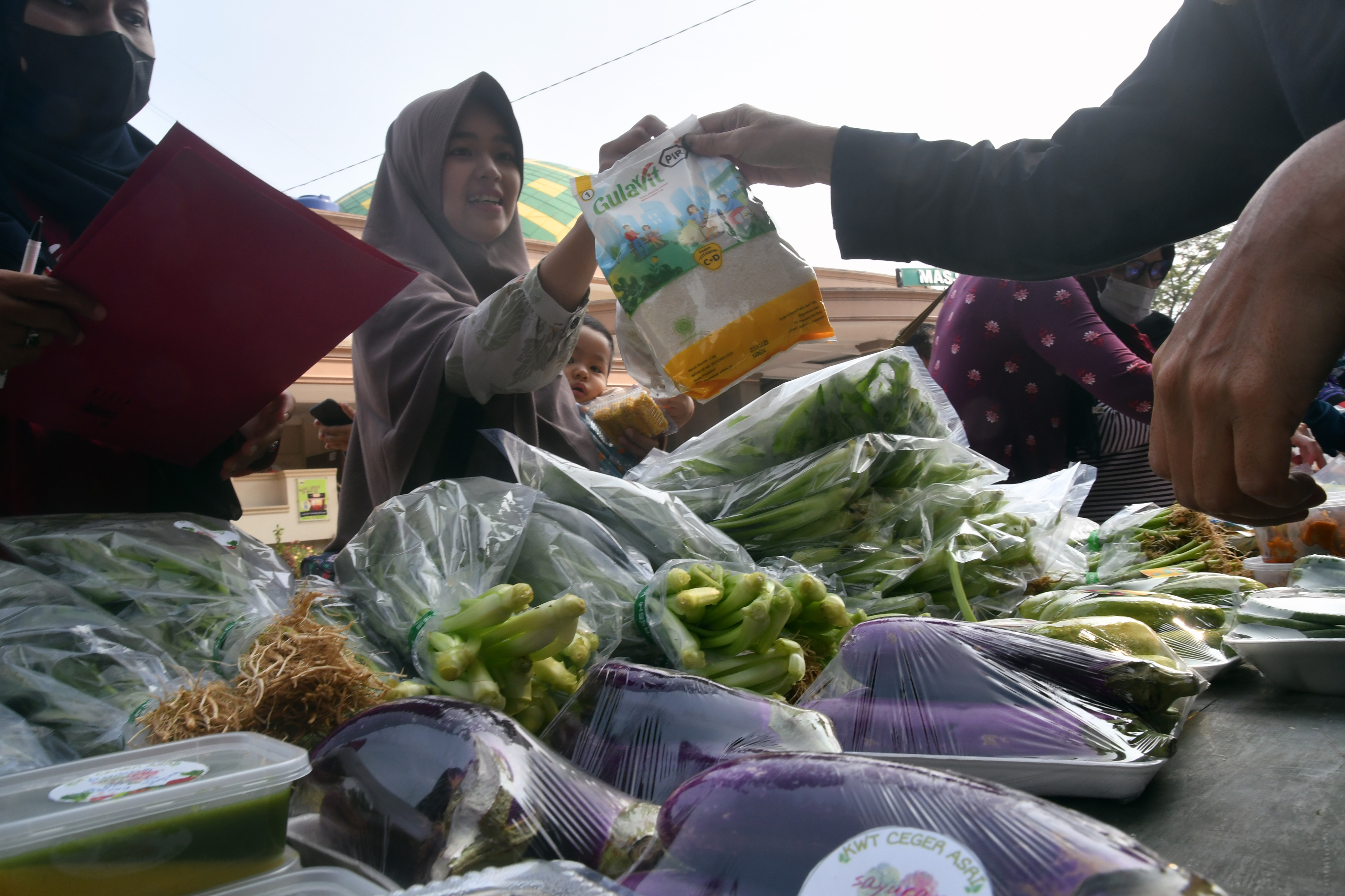 Ilustrasi. Warga belanja kebutuhan pokok di Kota Bogor, Jawa Barat, Rabu (27/7/2022).