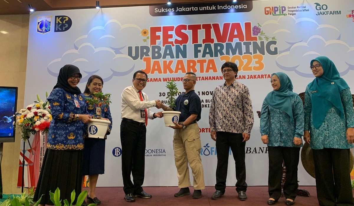 BANK Indonesia Perwakilan DKI Jakarta memberikan 100 ribu bibit tanaman cabai kepada masyarakat