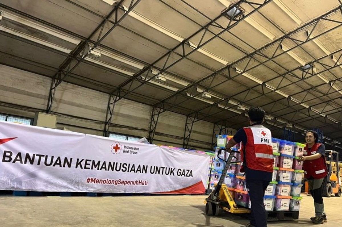 Personel PMI saat menyiapkan bantuan kemanusiaan berupa peralatan medis untuk dikirim ke Gaza, Palestina, di Jakarta, Minggu (29/10).