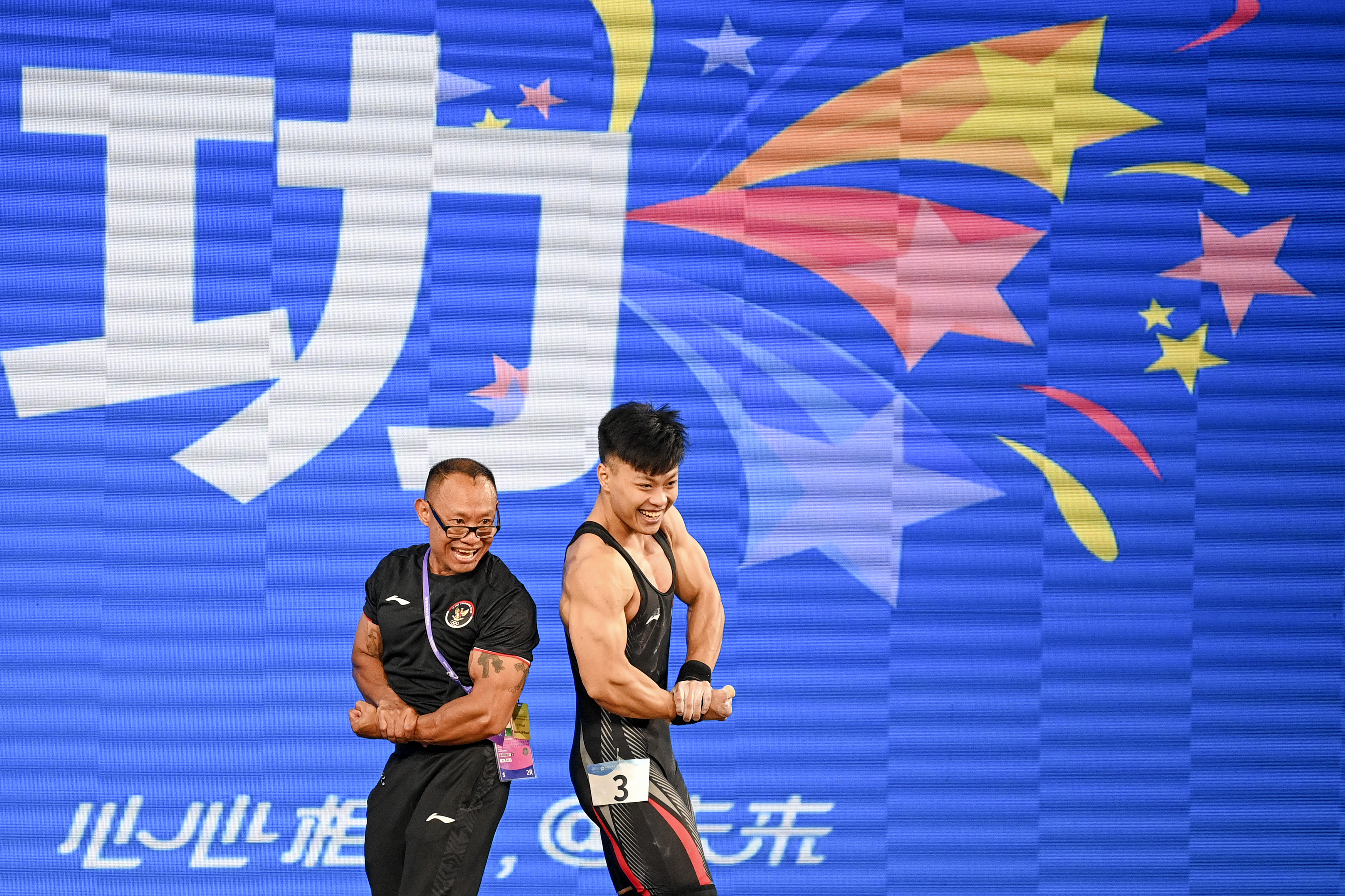 Lifter Rahmat Erwin Abdullah (kanan) berpose bersama pelatih sekaligus ayahnya di Asian Games.