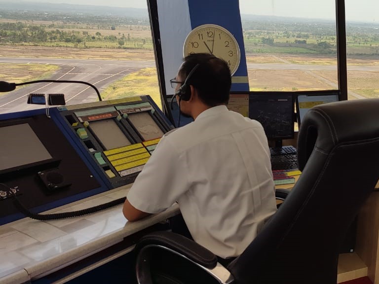 Petugas operator memberikan pelayanan navigasi lepas landas dan pendaratan di pemandu lalu lintas udara (Air Traffic Controller/ATC).