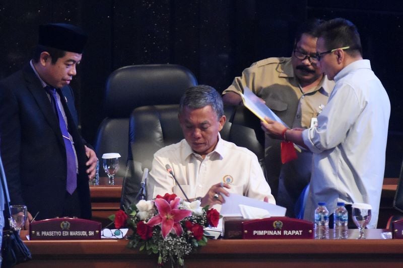 Ketua DPRD DKI Jakarta Prasetio Edi Marsudi (kedua kiri) memimpin Rapat Pimpinan Gabungan.