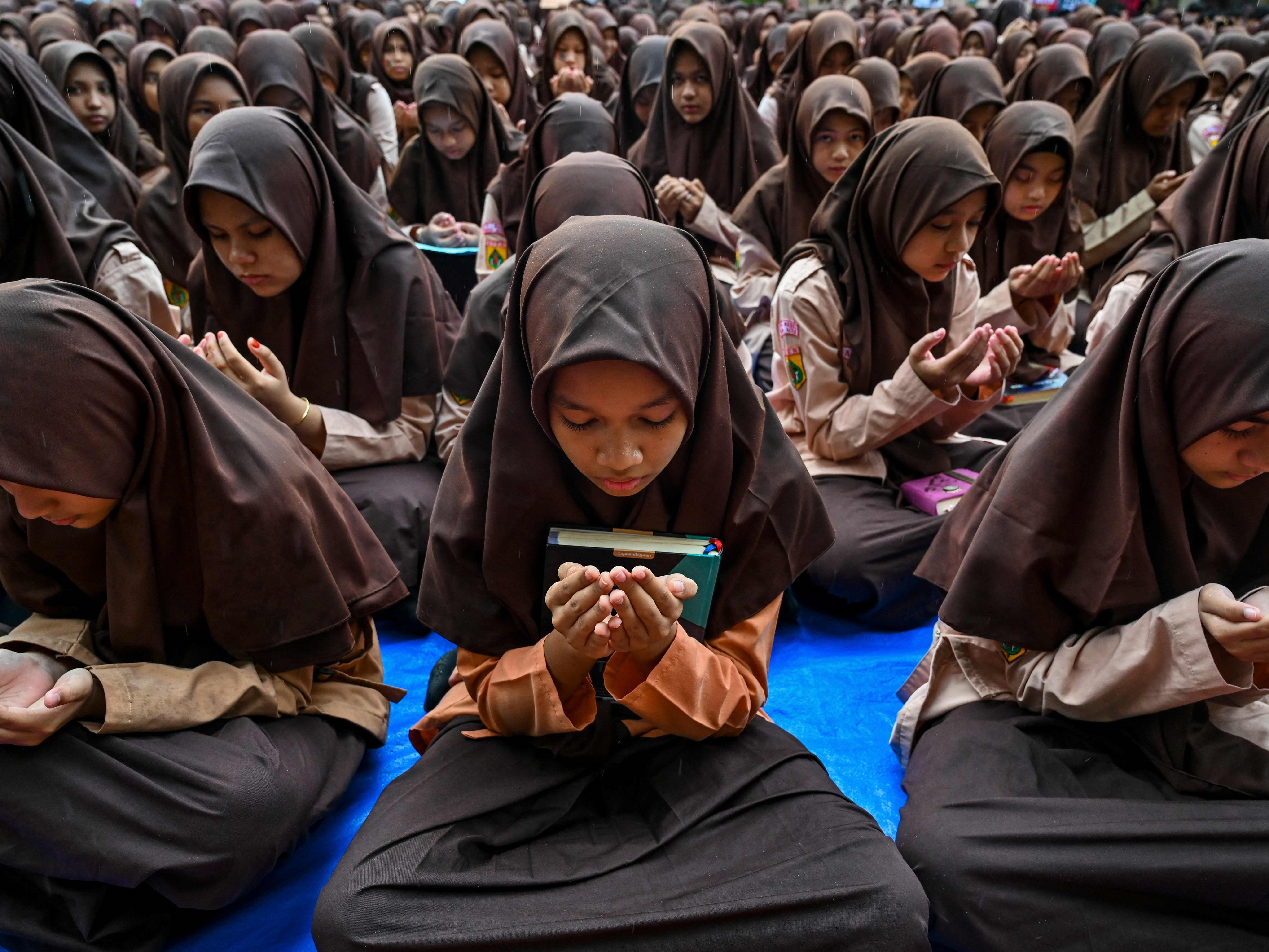 Siswa SMP Islam mengikuti pengajian dan memanjatkan doa khusus untuk mendukung perjuangan Palestina di Banda Aceh pada 20 Oktober 2023.