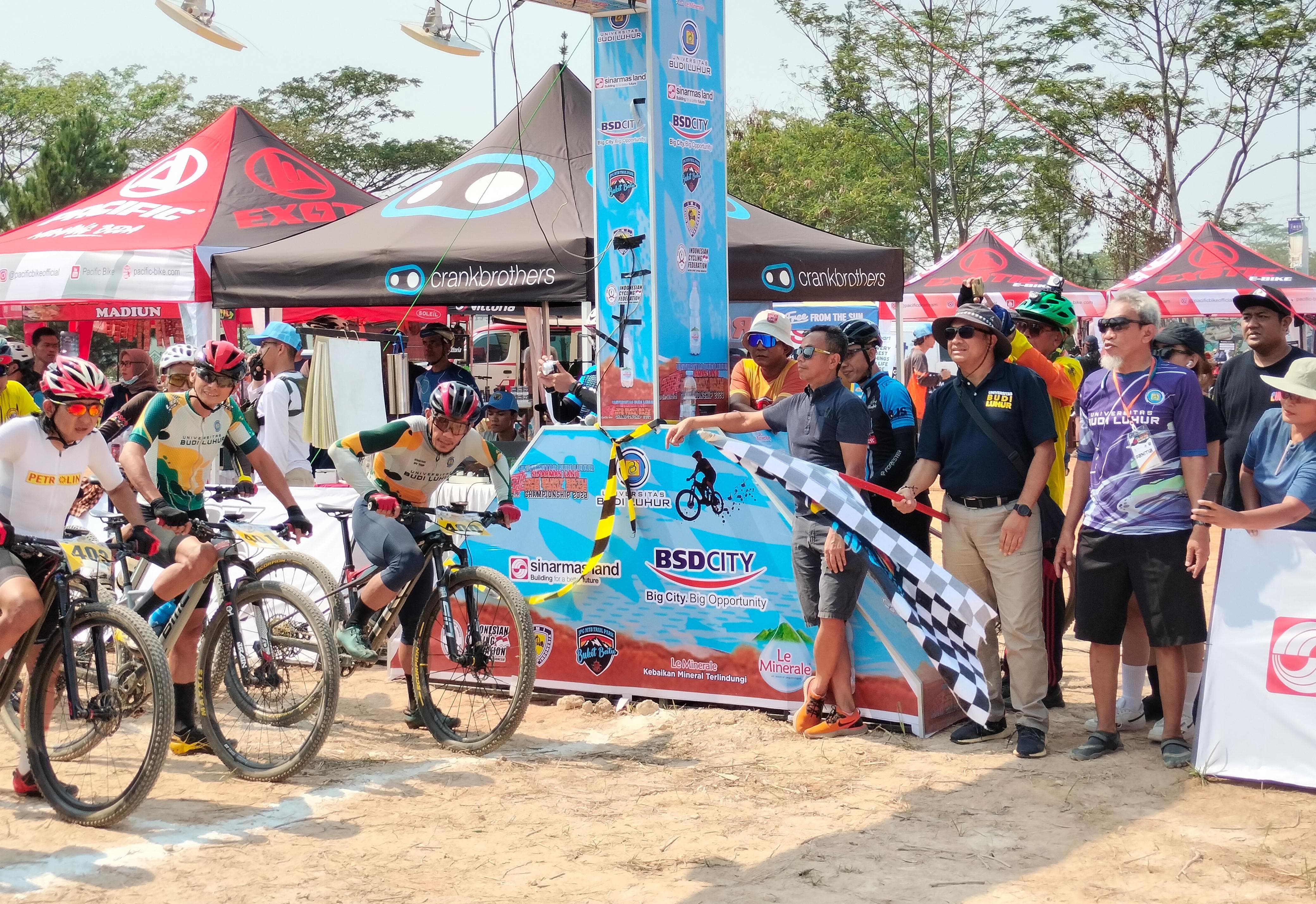 Start ajang 'UBL–Sinarmas Land JPG Bukit Trail Race 2023' yang berlangsung Sabtu (28/10).  