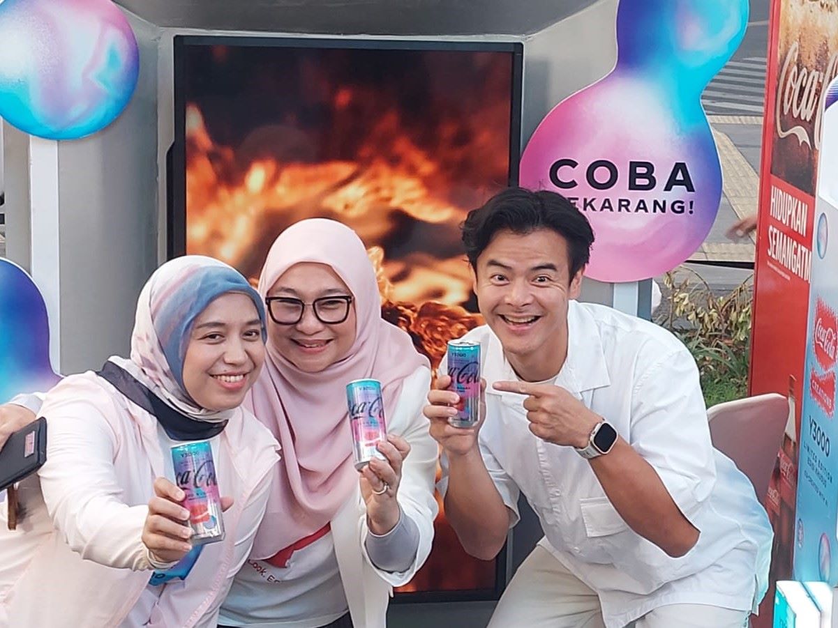 Masyarakat mengikuti peluncuran Cocal Cola Y3000 Zero Sugar