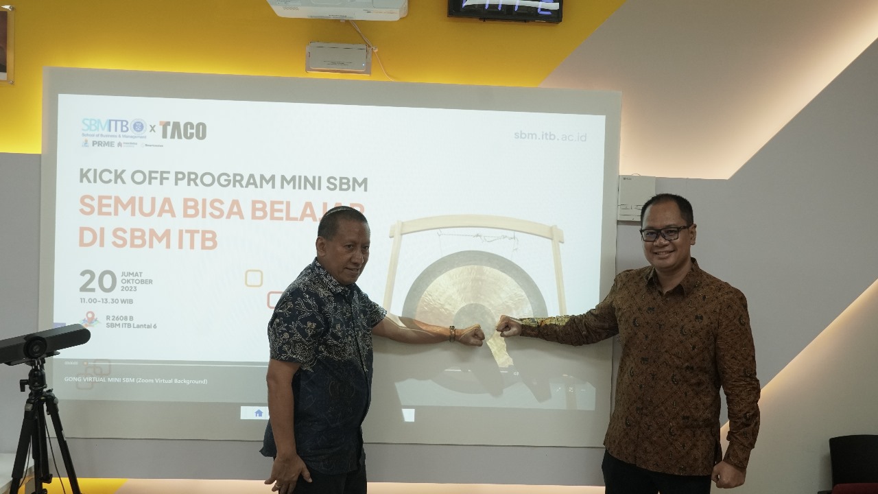  Dekan SBM ITB Prof. Ignatius Pulung Nurprasetio dan Vice President dari PT Taco, Irwan Dewanto di Kampus SBM ITB di Bandung Jumat (20/10)