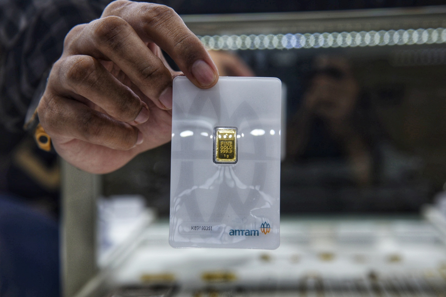 Karyawan menunjukkan emas batangan yang dijual di Cikini Gold Centre, Jakarta, Senin (9/3/2020).