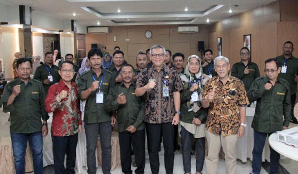 Kepala Dinas PTPH Pemprov Sumsel, HR Bambang Pramono (tengah).