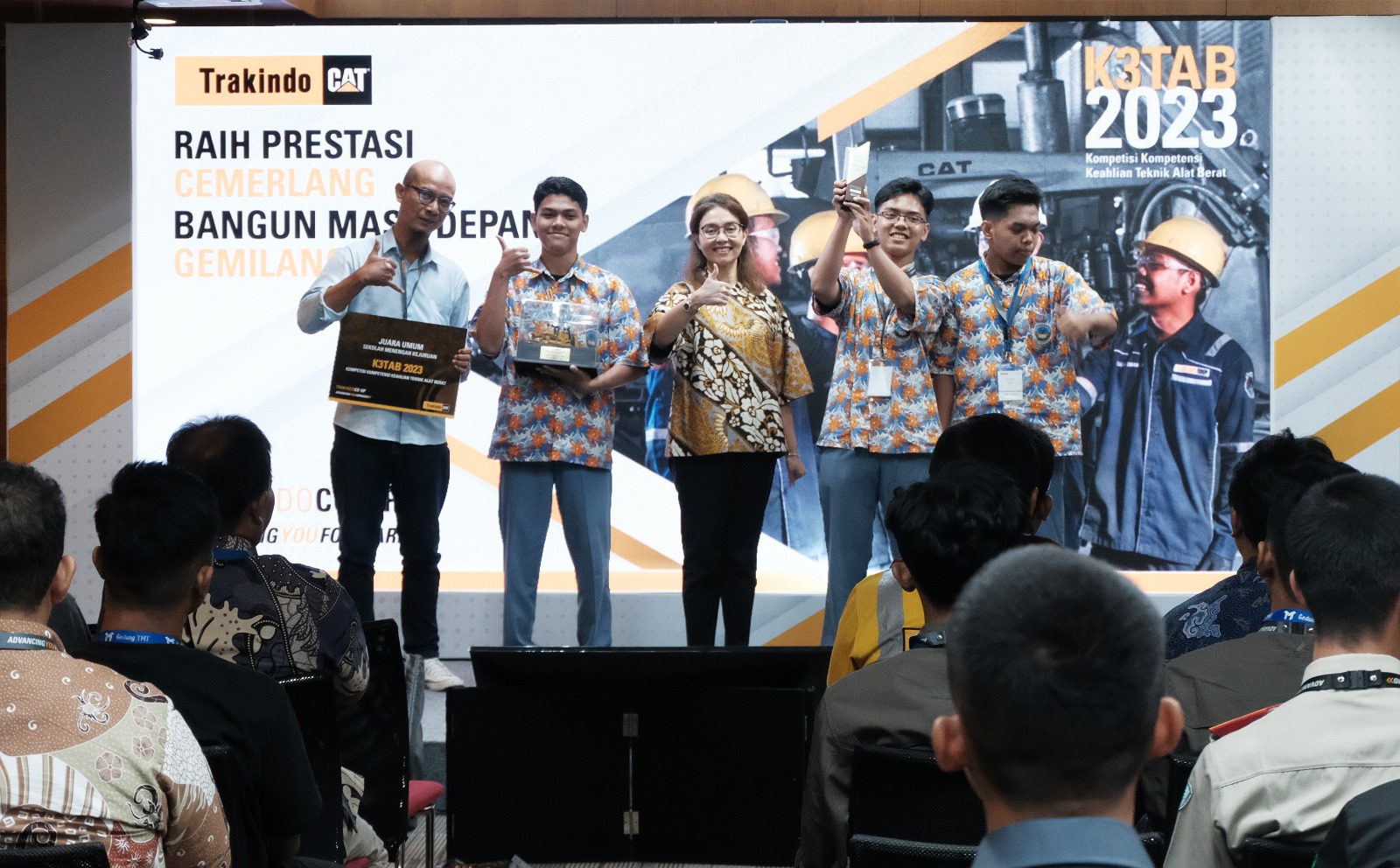 PT Trakindo Utama mengumumkan SMKN 1 Balikpapan dan Politeknik Negeri Banjarmasin sebagai juara umum kompetisi K3TAB 2023.