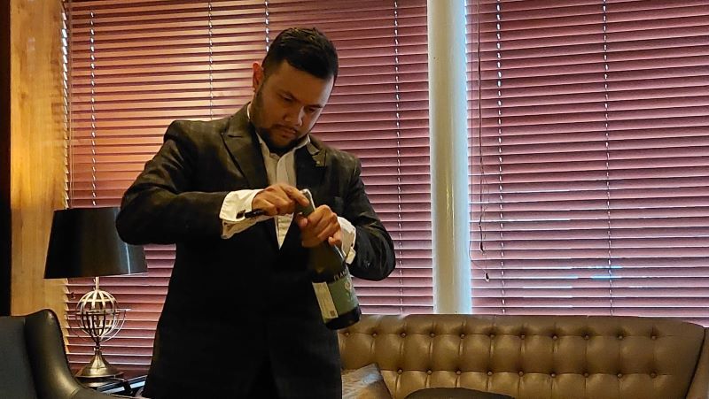 Sommelier Muhamad Yusuf menjelaskan mengenai beberapa wine yang akan dihadirkan di pameran tersebut.