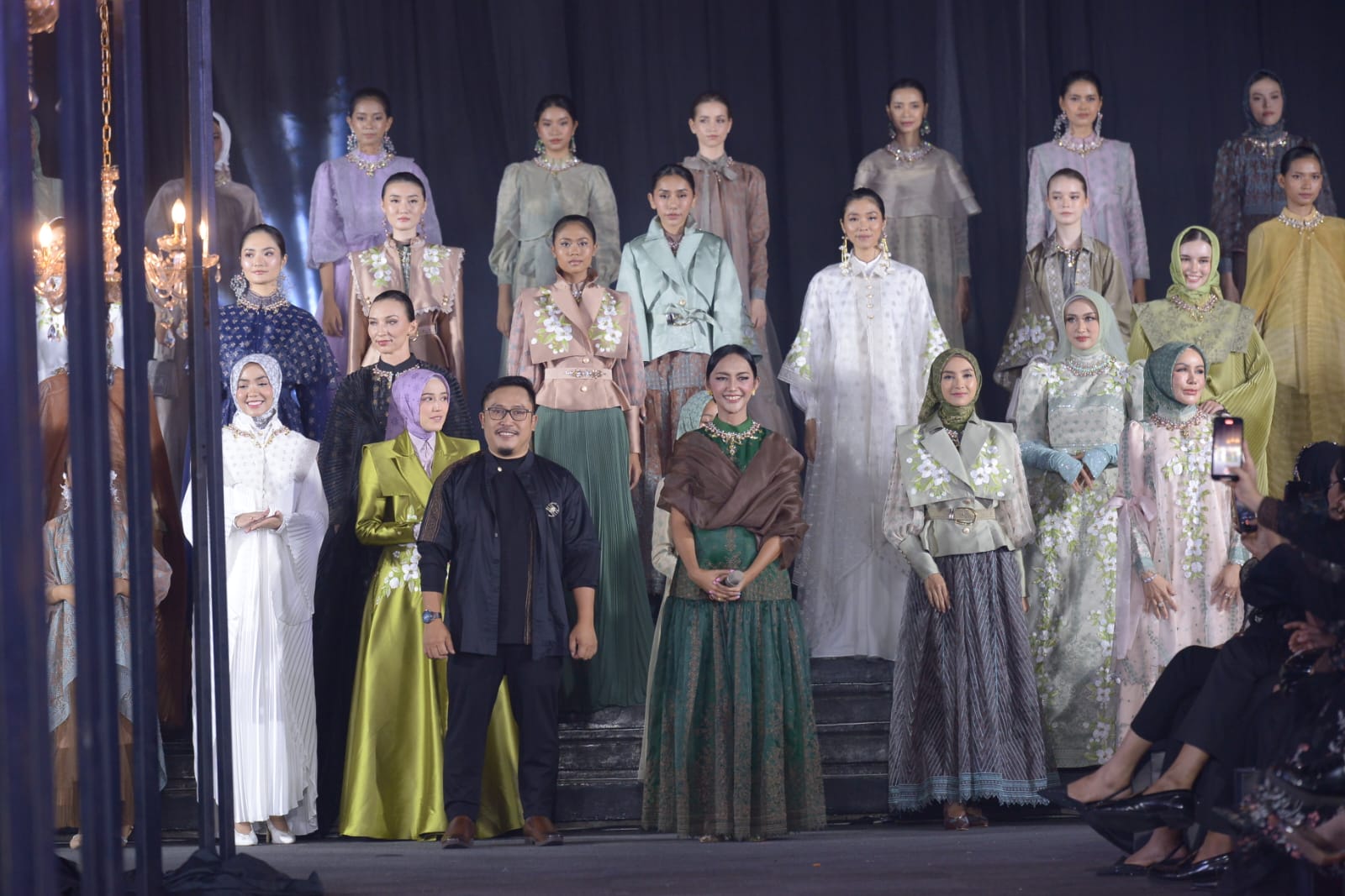 Kursien Karzai dan beberapa model yang menggunakan rancangannya