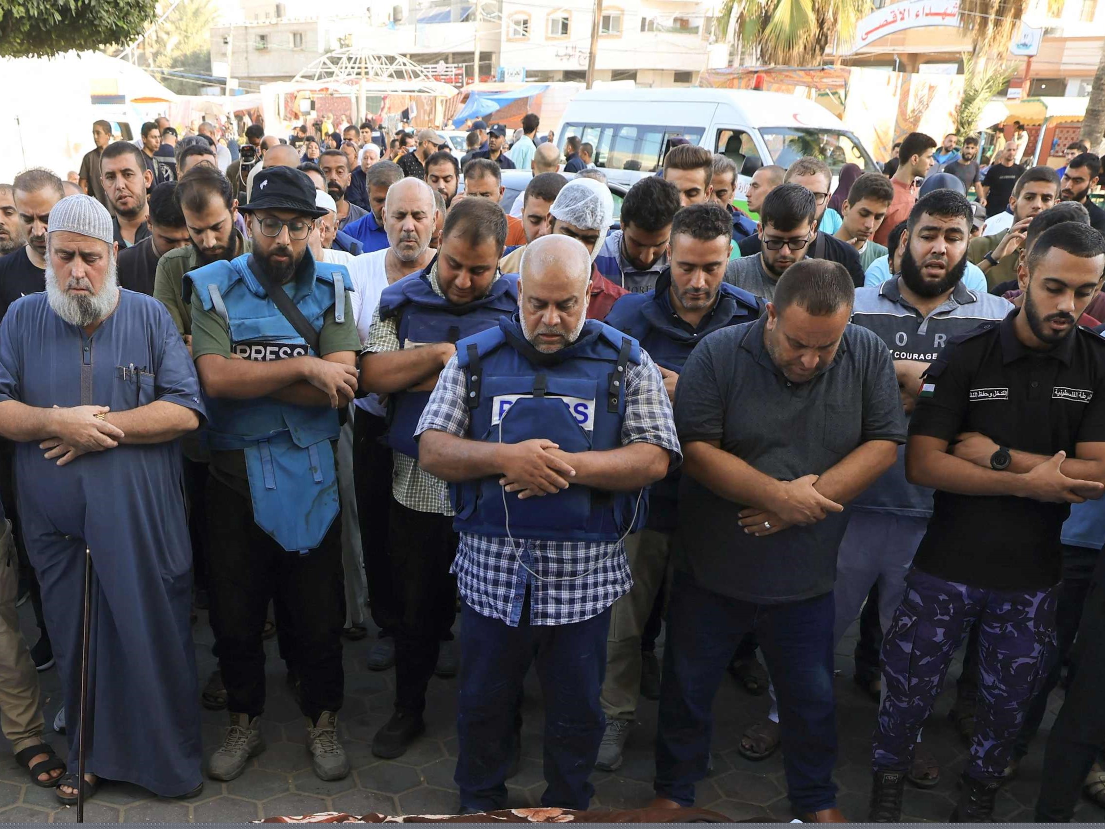 Jurnalis Al Jazeera Al Dahdouh (tengah) dan warga Palestina menyolati keluarga yang tewas karena serangan Israel.