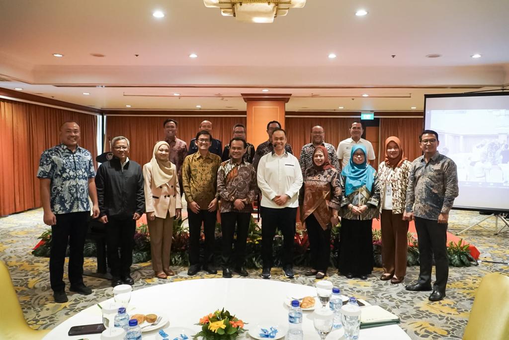 Founder ESQ Group Ary Ginanjar Agustian dan Sesmenko Perekonomian Susiwijono Moegiarso bersama peserta sosialisasi Core Values ASN BerAKHLAK