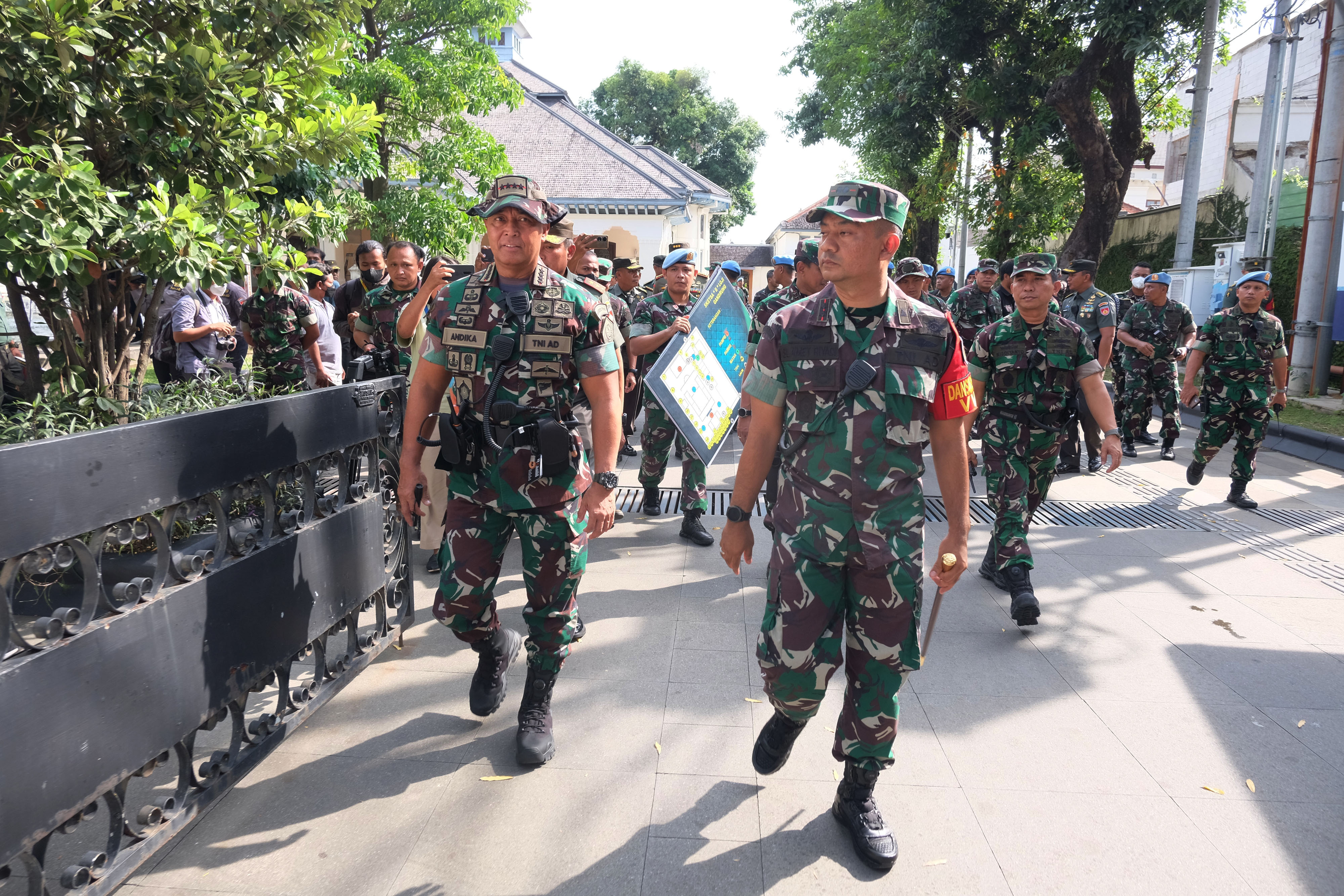 Jenderal Andika Perkasa (kiri) meninjau persiapan pengamanan untuk acara pernikahan Kaesang Pangarep (8/12/2022)