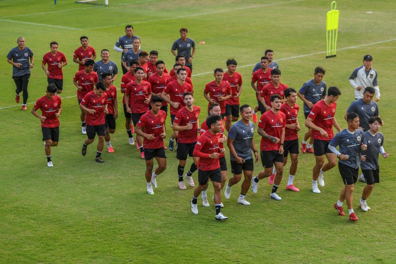 Para pemain Timnas Indonesia mengikuti sesi latihan.