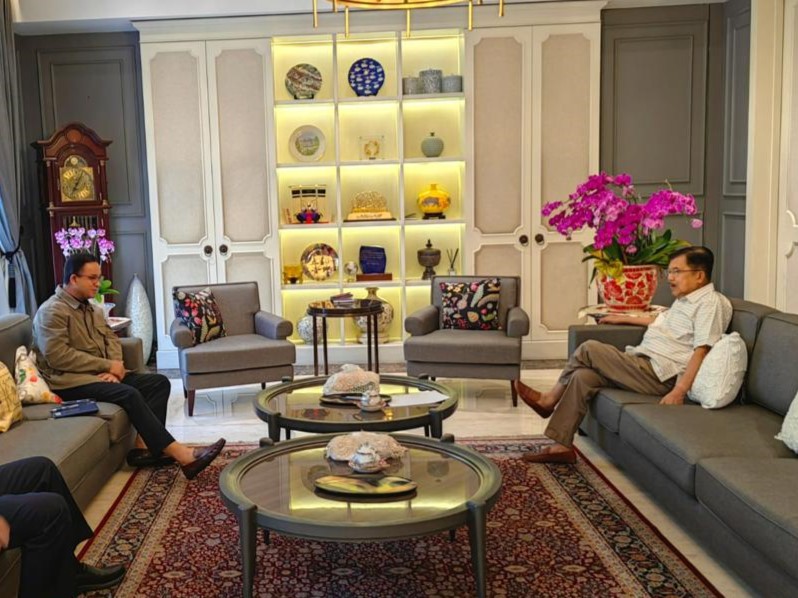 Anies Baswedan berbincang dengan Jusuf Kalla di kediaman Jusuf Kalla di Jakarta Selatan.