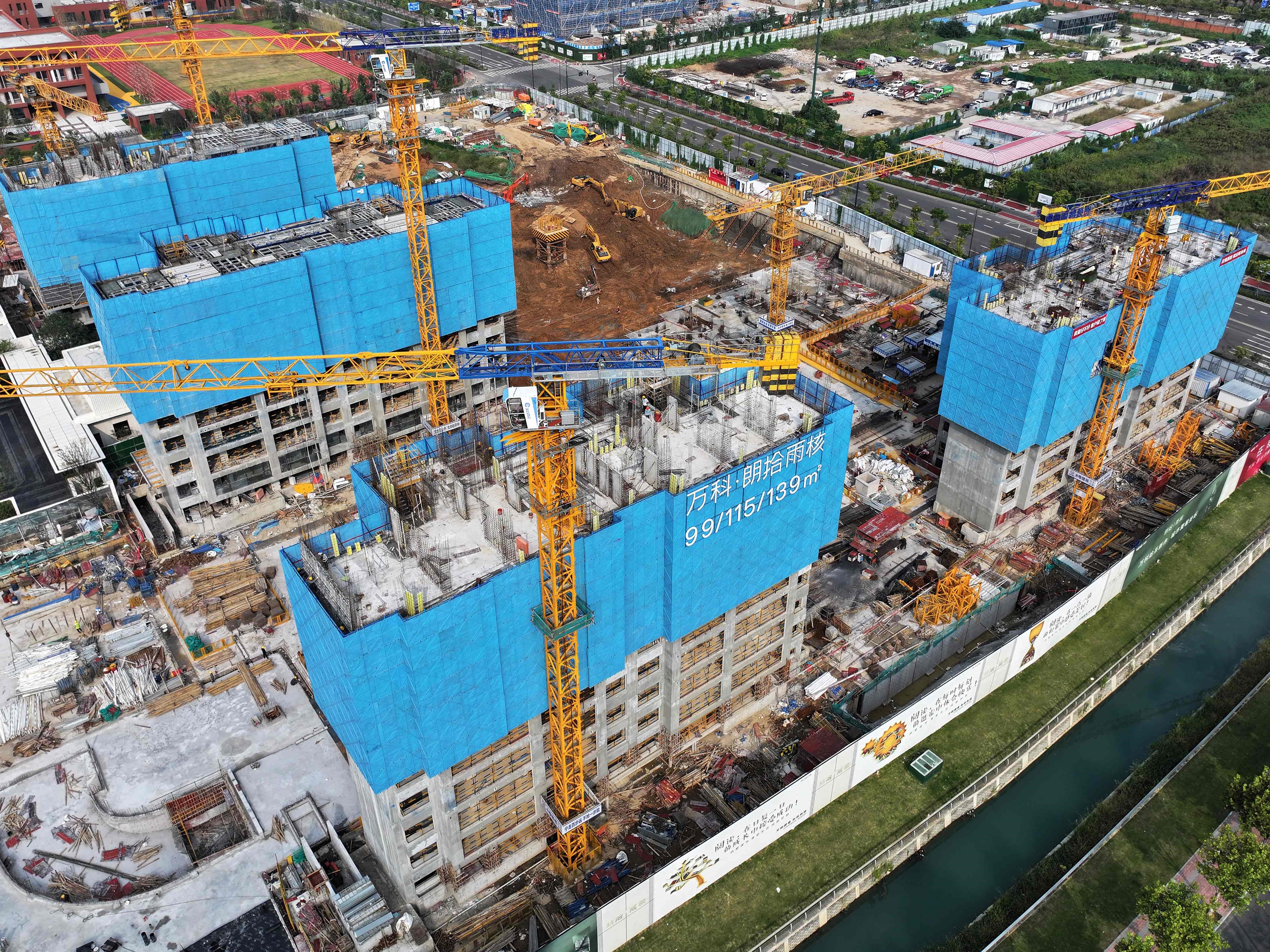 Bangunan tempat tinggal yang sedang dibangun oleh pengembang realestat Vanke di Nanjing, Provinsi Jiangsu, timur Tiongkok. 