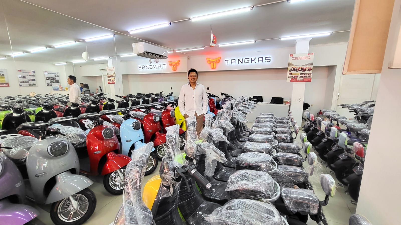 Founder dan CEO PT Tangkas Agung Pamungkas atau Don Papank dan motor listrik Tangkas di pabriknya.