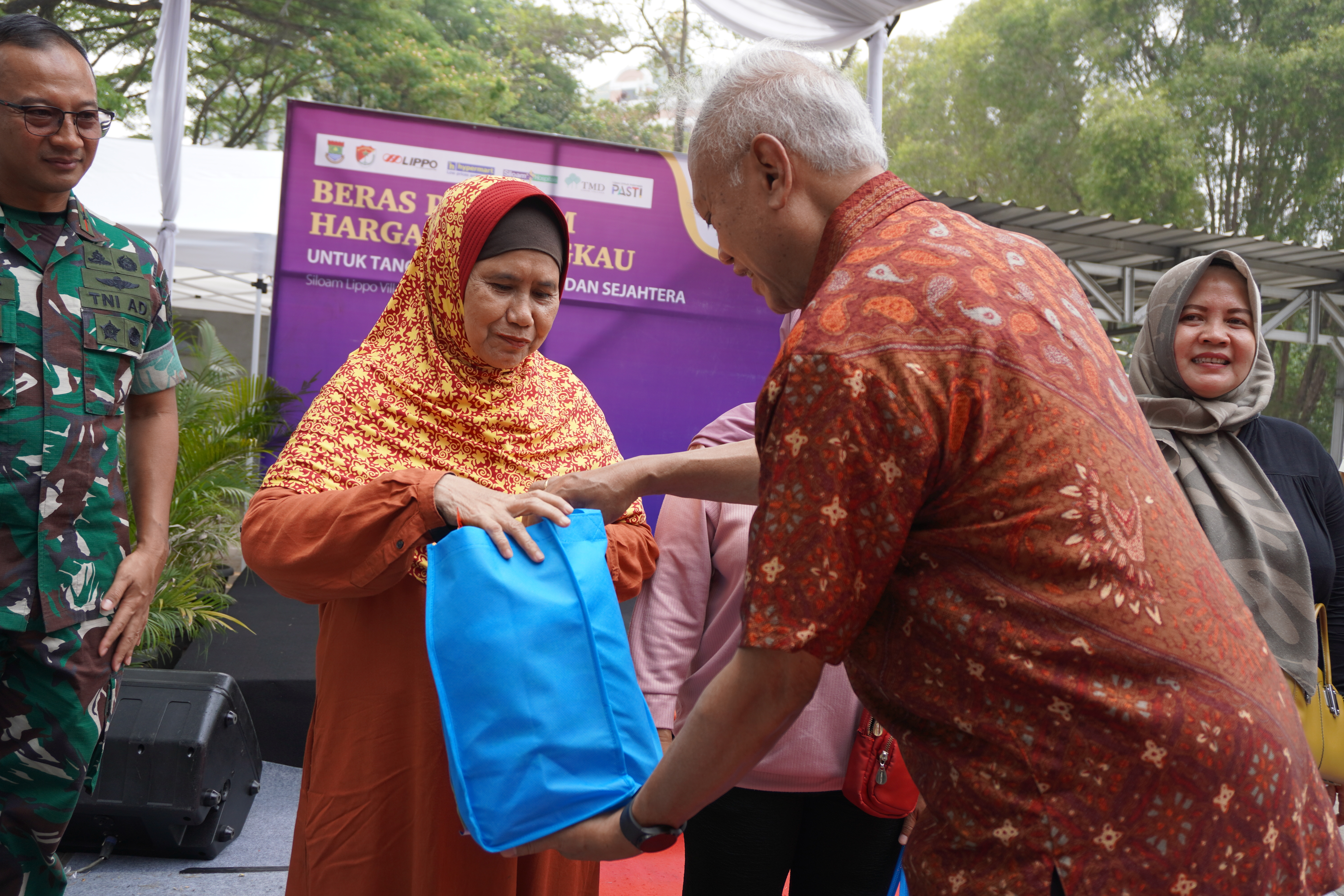 Penjualan beras premium dengan harga khusus oleh LPKR dan Pemkab Tangerang.