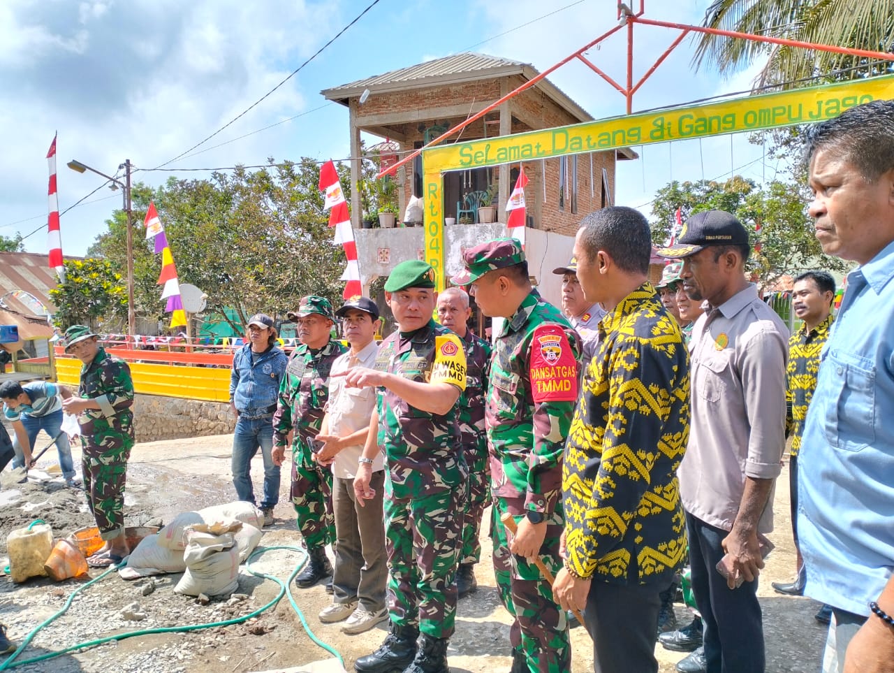 Ketua Tim Wasev Wakil Irjen Mabes TNI AD Mayjen TNI, Irham Waroihan, S.Sos mengunjungi Desa Riamau di Kecamatan Wawo, Kabupaten Bima, NTB.