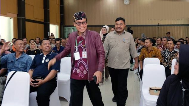 Plt Direktur Polbangtan Bogor, Rudi Hartono (belakang) dampingi Kepala BPPSDMP Kementan, Dedi Nursyamsi.