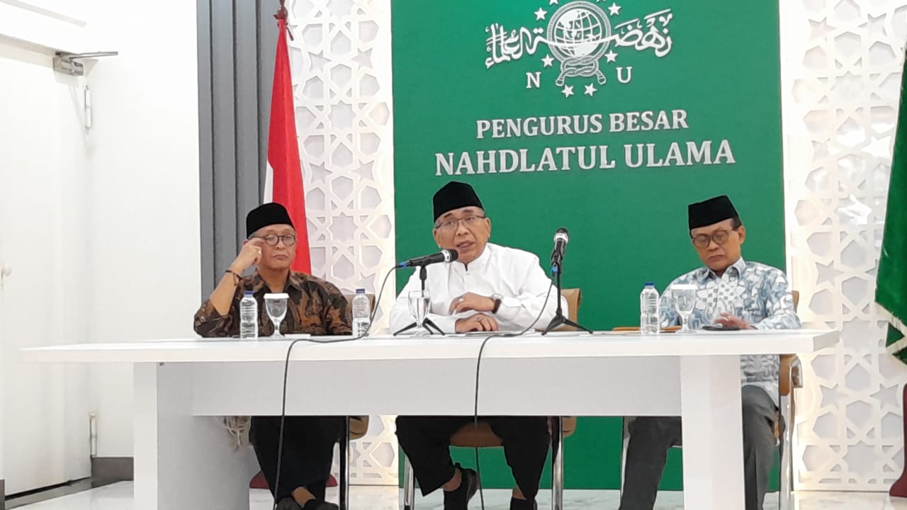 Ketua Umum PBNU KH Yahya Cholil Staquf (tengah) dalam konferensi pers PBNU: Konflik Palestina-Israel di Gedung PBNU
