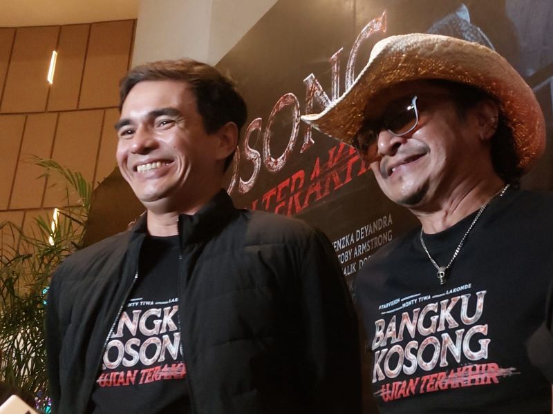 Demi memerankan sosok Abah Ayub di Bangku Kosong: Ujian Terakhir, Teddy Syach rela belajar bahasa sunda ke istrinya.