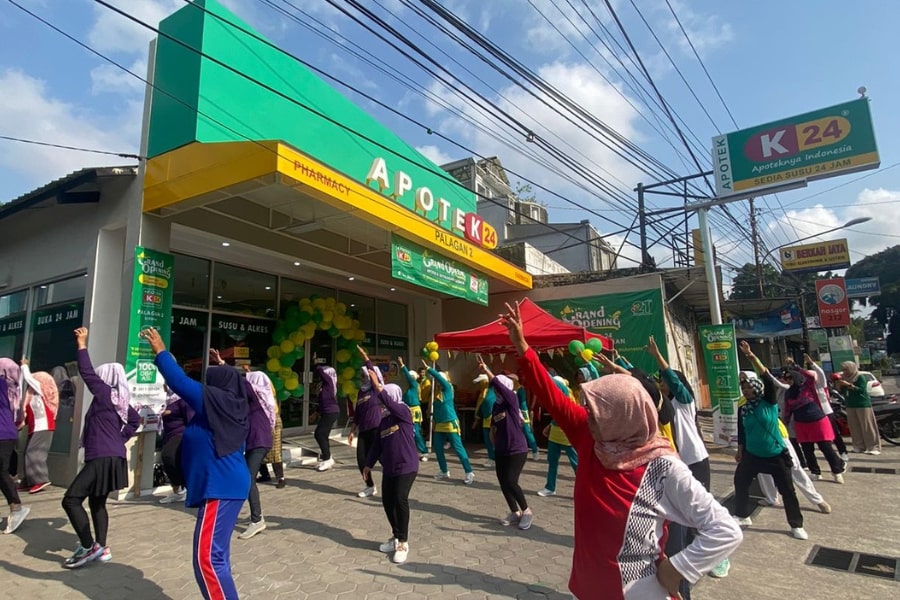 Senam sehat dalam momen pembukaan gerai baru Apotek K-24