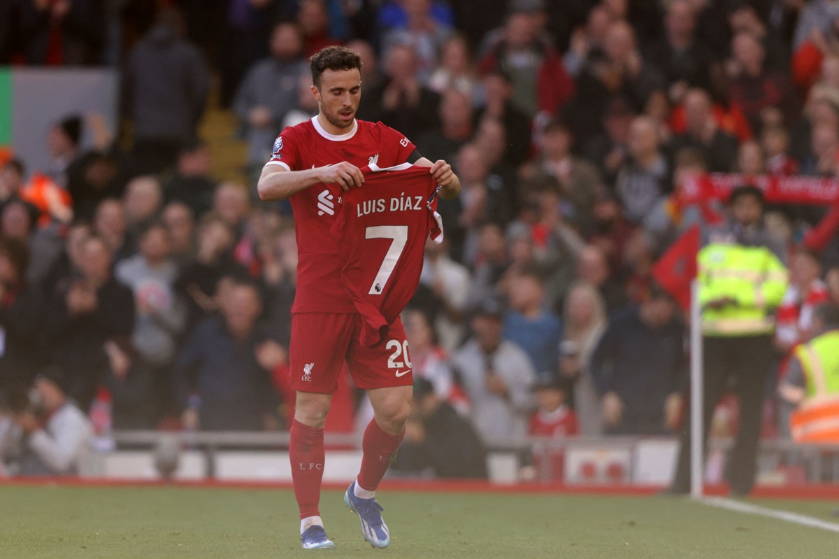 Penyerang Liverpool Diogo Jota membawa jersey Luis Diaz saat melakukan selebrasi usai menjebol gawang Nottingham Forest.