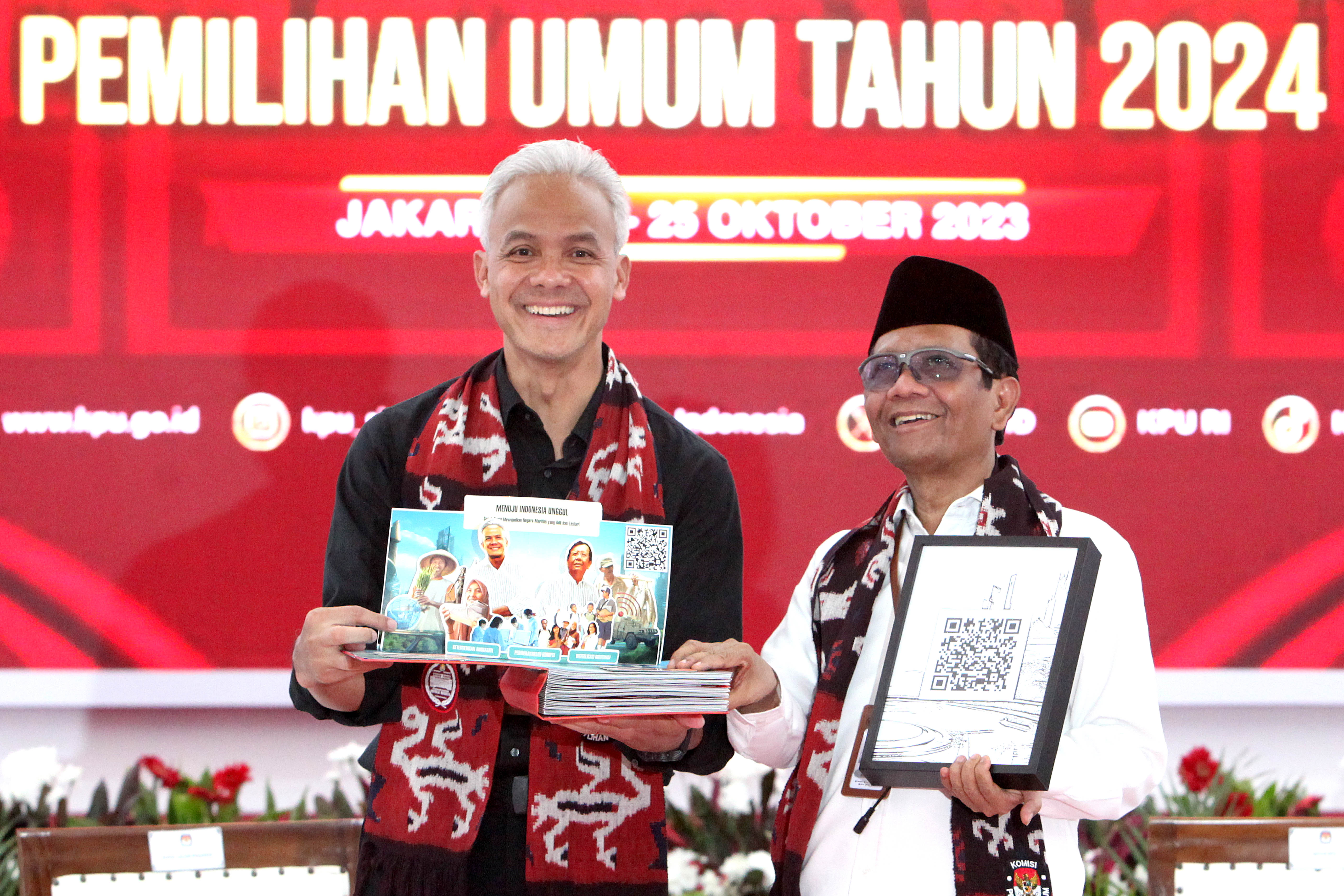 Bacapres Ganjar Pranowo (kiri) dan bacawapres Mahfud MD saat mendaftarkan diri di Gedung KPU, Jakarta, Kamis (19/10/2023)