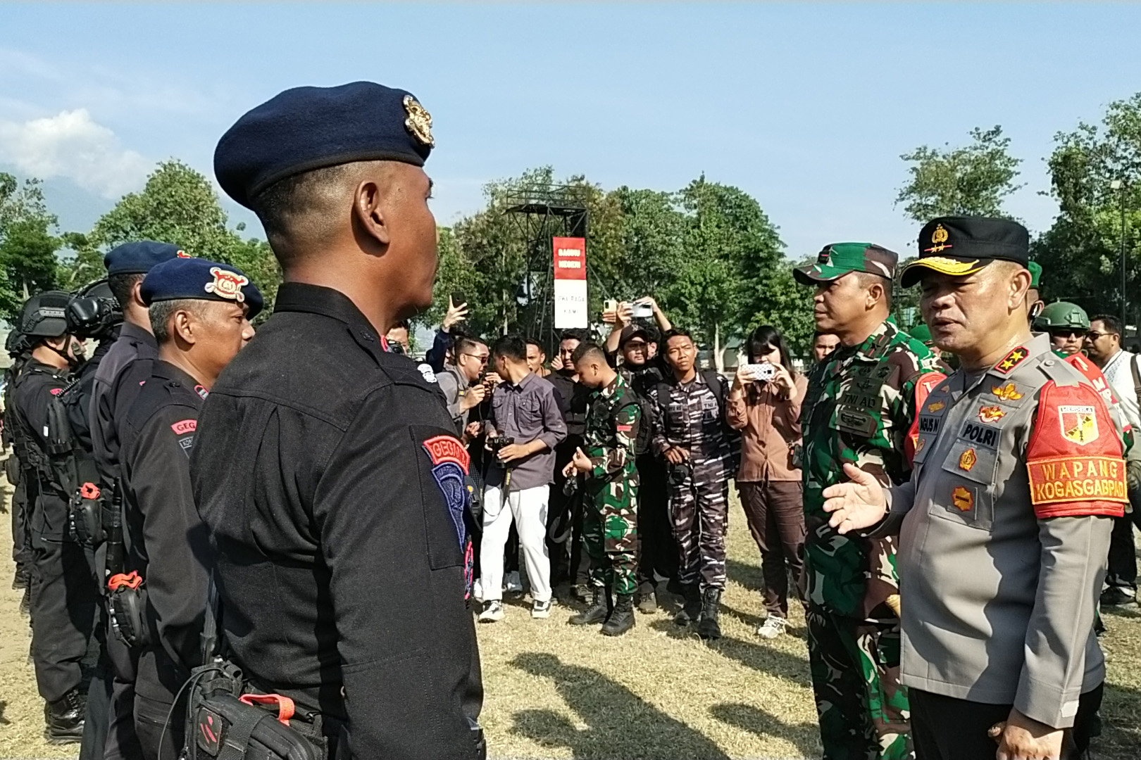Apel gelar pasukan yang berlangsung di lapangan Markas Batalyon Infantri 711/Raksatama, Senin (2/10).