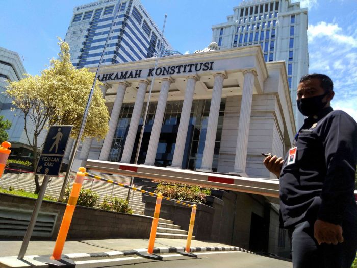 Petugas keamanan Mahkamah Konstitusi (MK) berjaga di depan gedung MK, Jakarta