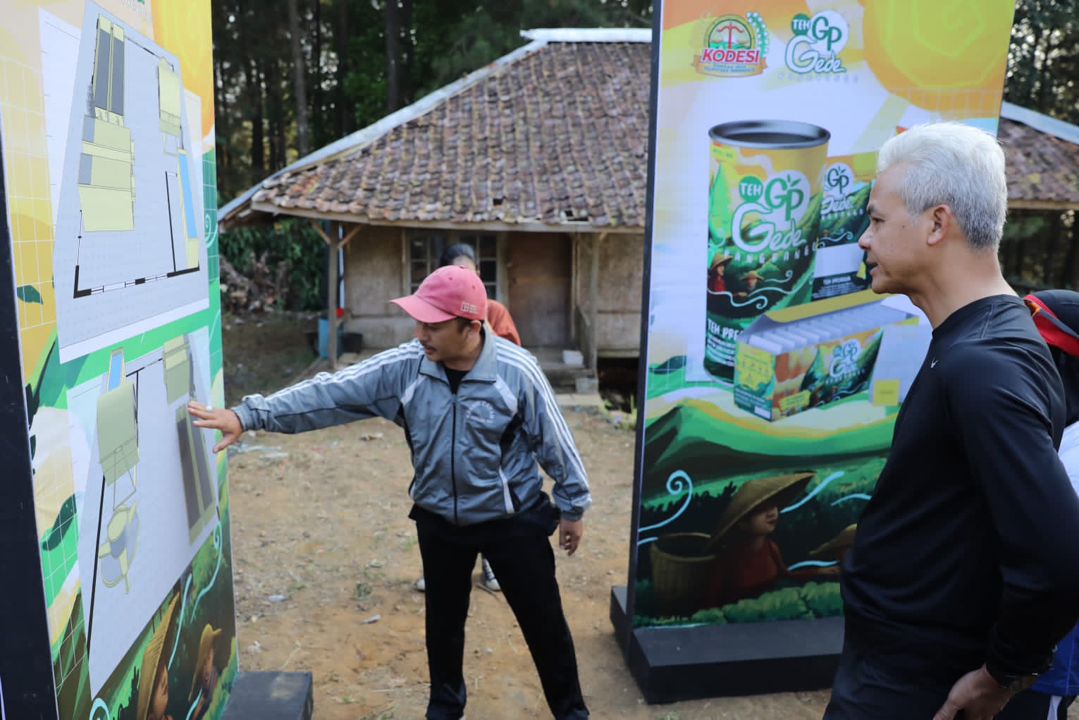 Bacapres Ganjar Pranowo meninjau pembangunan pabrik teh Gede Pangrango (GP) di Cianjur, Jawa Barat