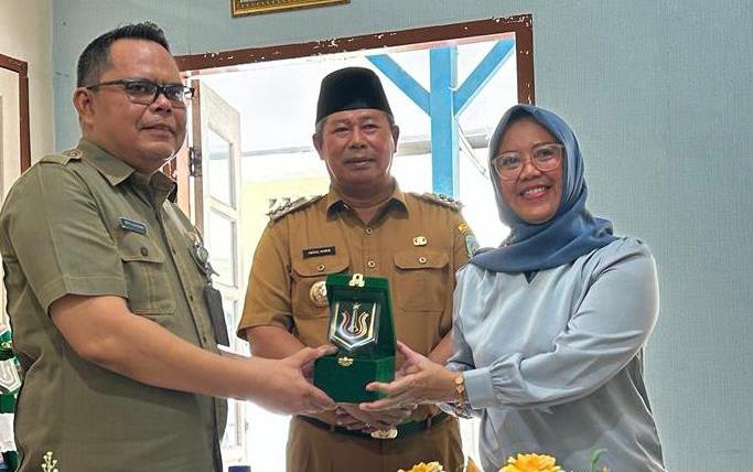 (Kiri ke kanan) Kepala Disparbud Kepulauan Anambas Effi, Bupati Kepulauan Anambas Abdul Haris dan Ketua Kedaireka Unas Erna Ermawati Chotim.