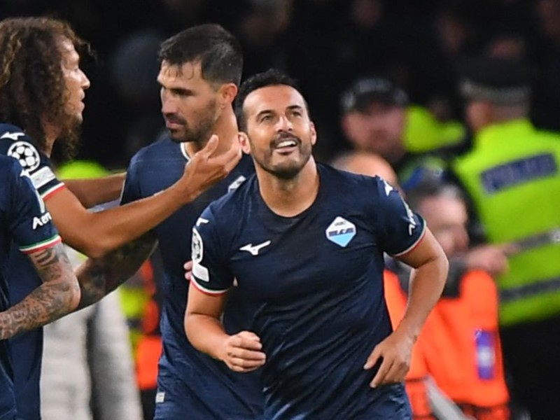 Pemain Lazio Pedro berselebrasi usai mencetak gol kemenangan ke gawang Celtic.