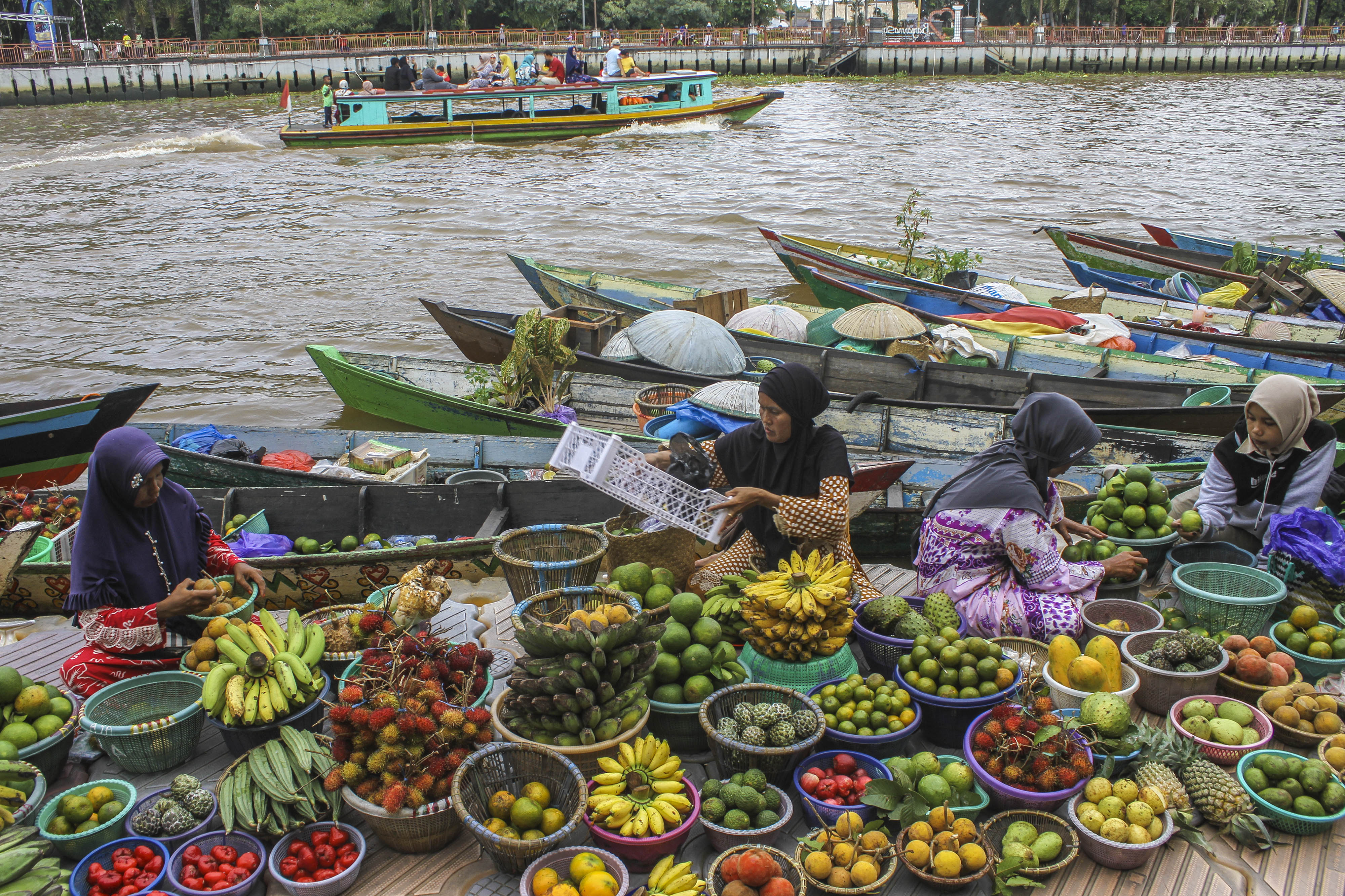 Sejumlah pedagang pasar terapung menata dagangannya di wisata Pasar Terapung, Banjarmasin, Kalimantan Selatan.