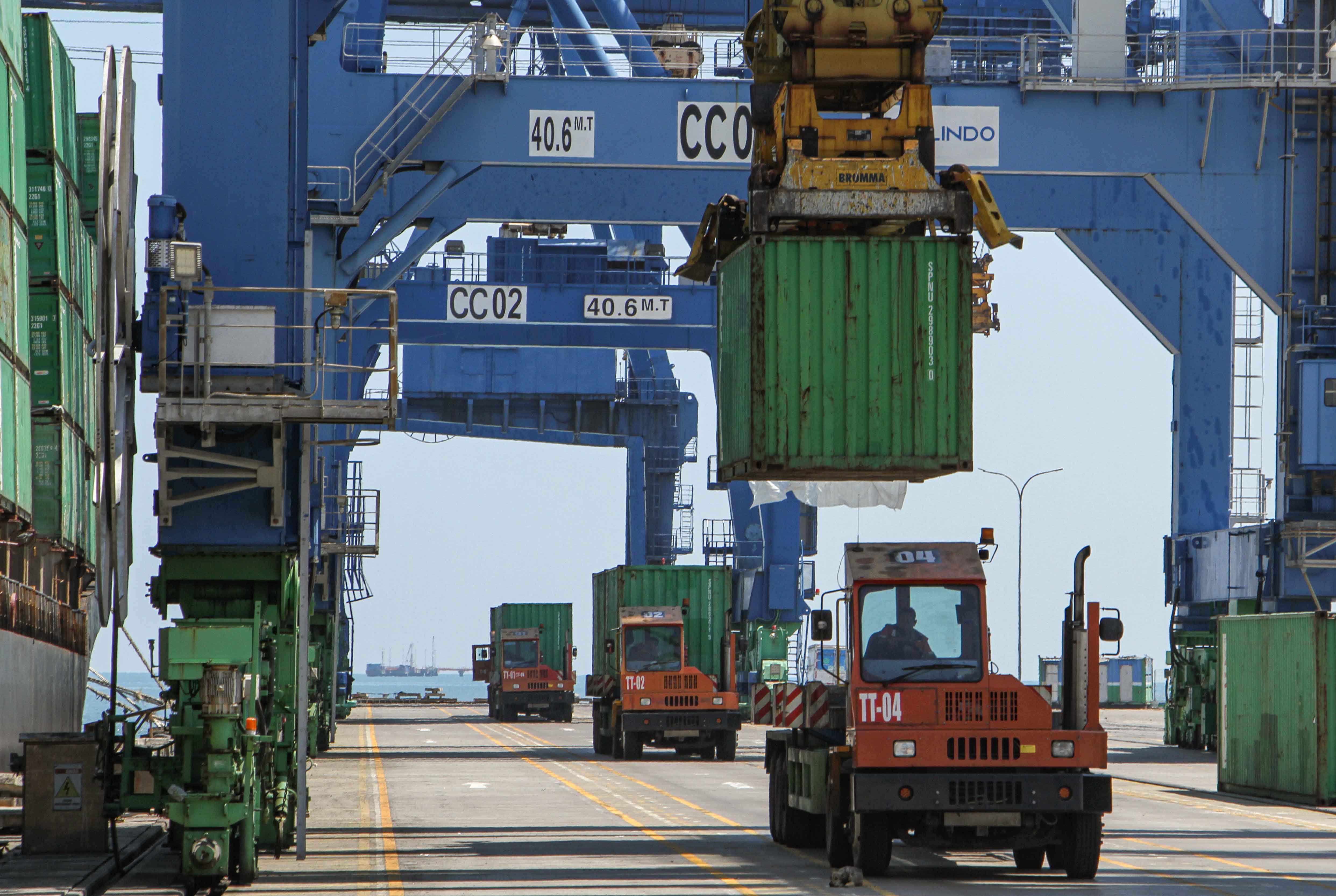 Suasana aktivitas bongkar muat peti kemas di dermaga Makassar New Port (MNP) di Makassar, Sulawesi Selatan.