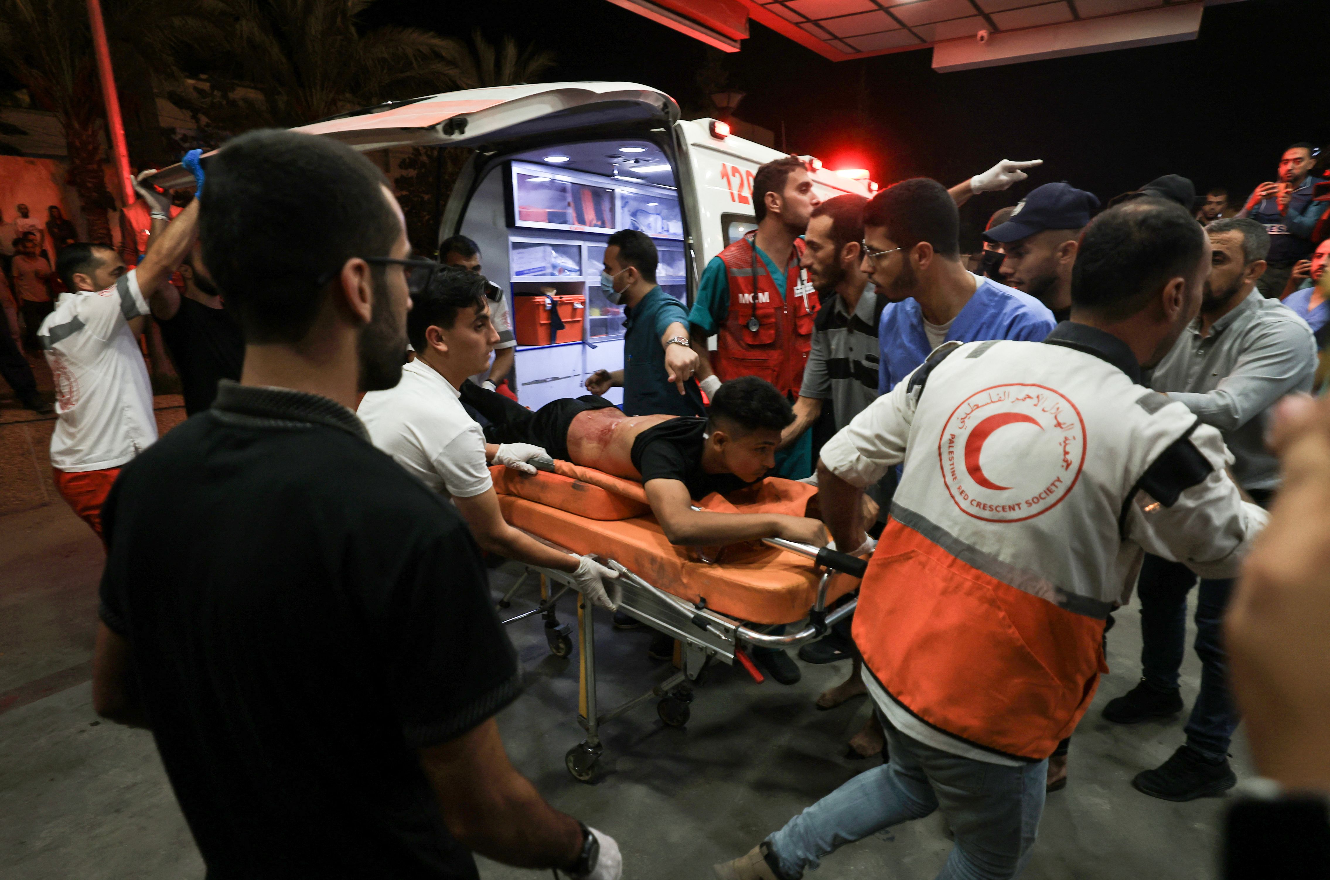 Tim medis membawa seorang korban yang terluka dalam serangan udara Israel ke wilayah Jalur Gaza, Palestina.