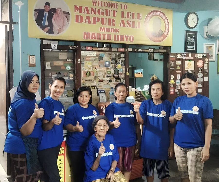 Pelaku UMKM Kuliner yang mendapatkan bantuan produk Panasonic