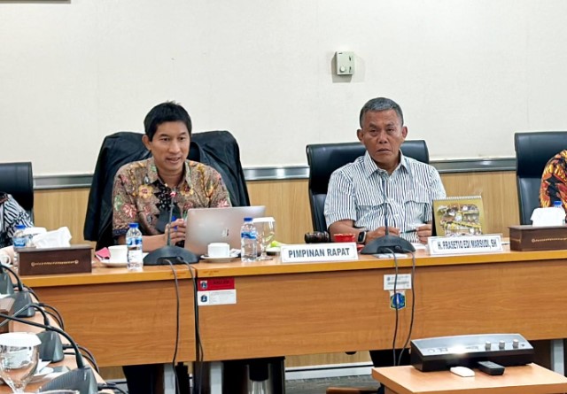 Sekretaris F-PDIP DPRD DKI Jakarta Dwi Rio Sambodo (kiri) saat mengumumkan Prasetyo Edi Marsudi menjadi Plt Ketua F-PDIP DPRD DKI Jakarta.