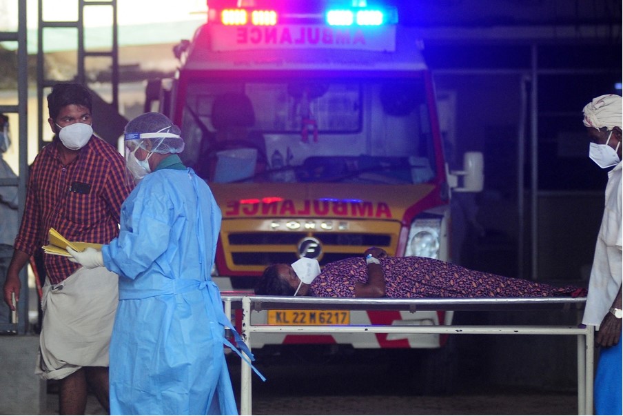 Nakes merujuk seorang perempuan dengan gejala virus nipah ke ruang isolasi di ke rumah sakit pemerintah Kozhikode, Kerala, India. 