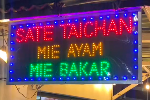 Kedai Sate Taichan dan Mie Ayam Topik.