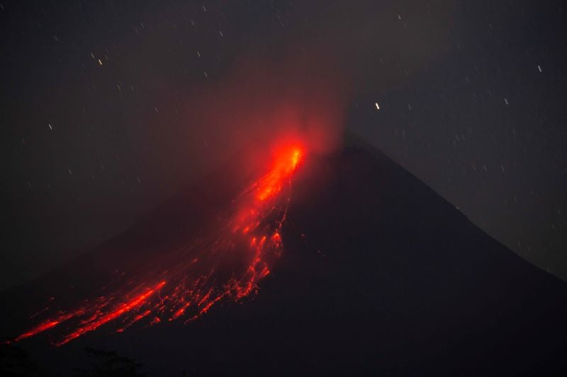  Luncuran lava pijar Gunung Merapi terlihat dari Turi, Sleman, Yogyakarta.