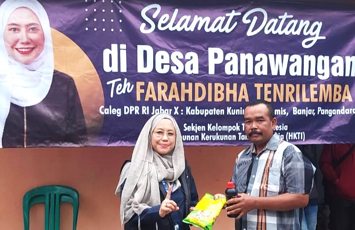 Sekjen DPP Wanita Tani Indonesia Farahdibha Tenrilemba memberikan bantuan pupuk bagi petani di Panawangan dan Cipaku, Ciamis, Jabar.