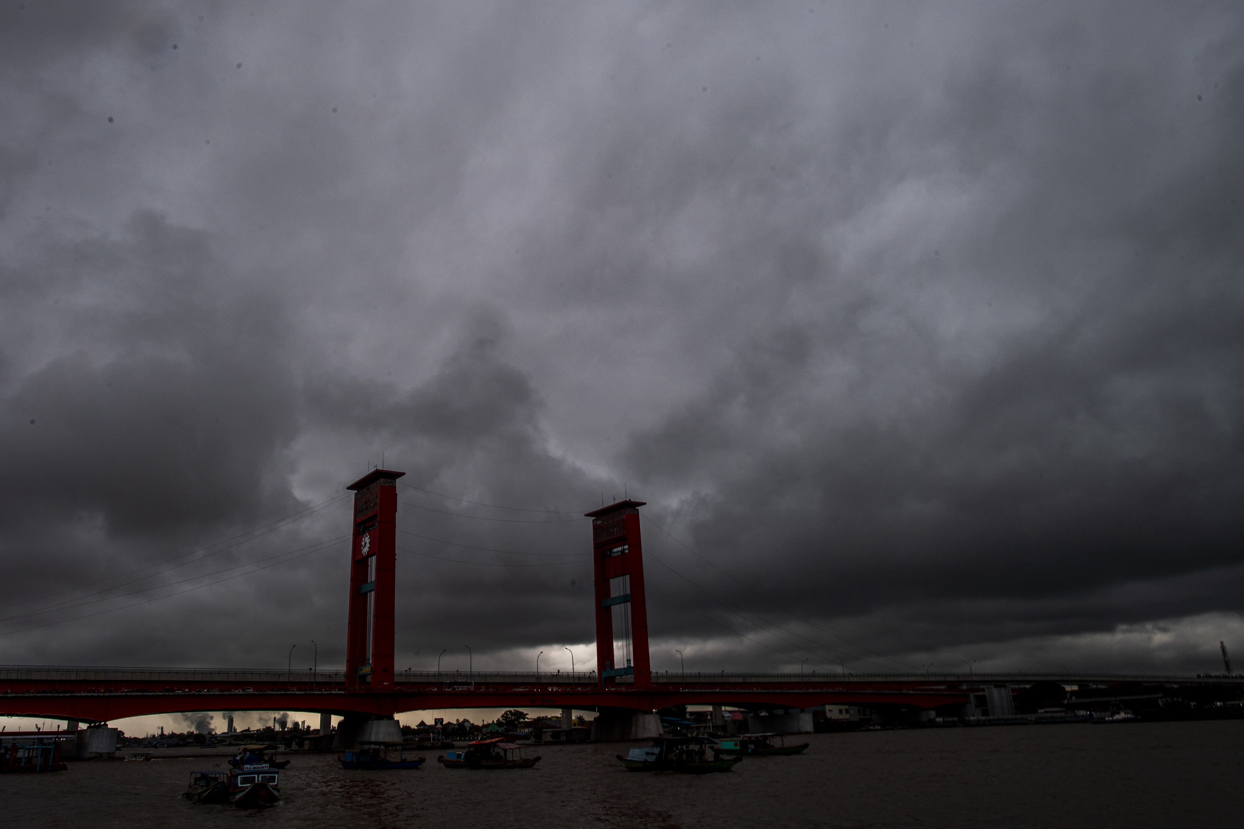 Awan mendung terlihat di kawasan Jembatan Ampera Palembang, Sumatera Selatan, Senin (31/1/2022).