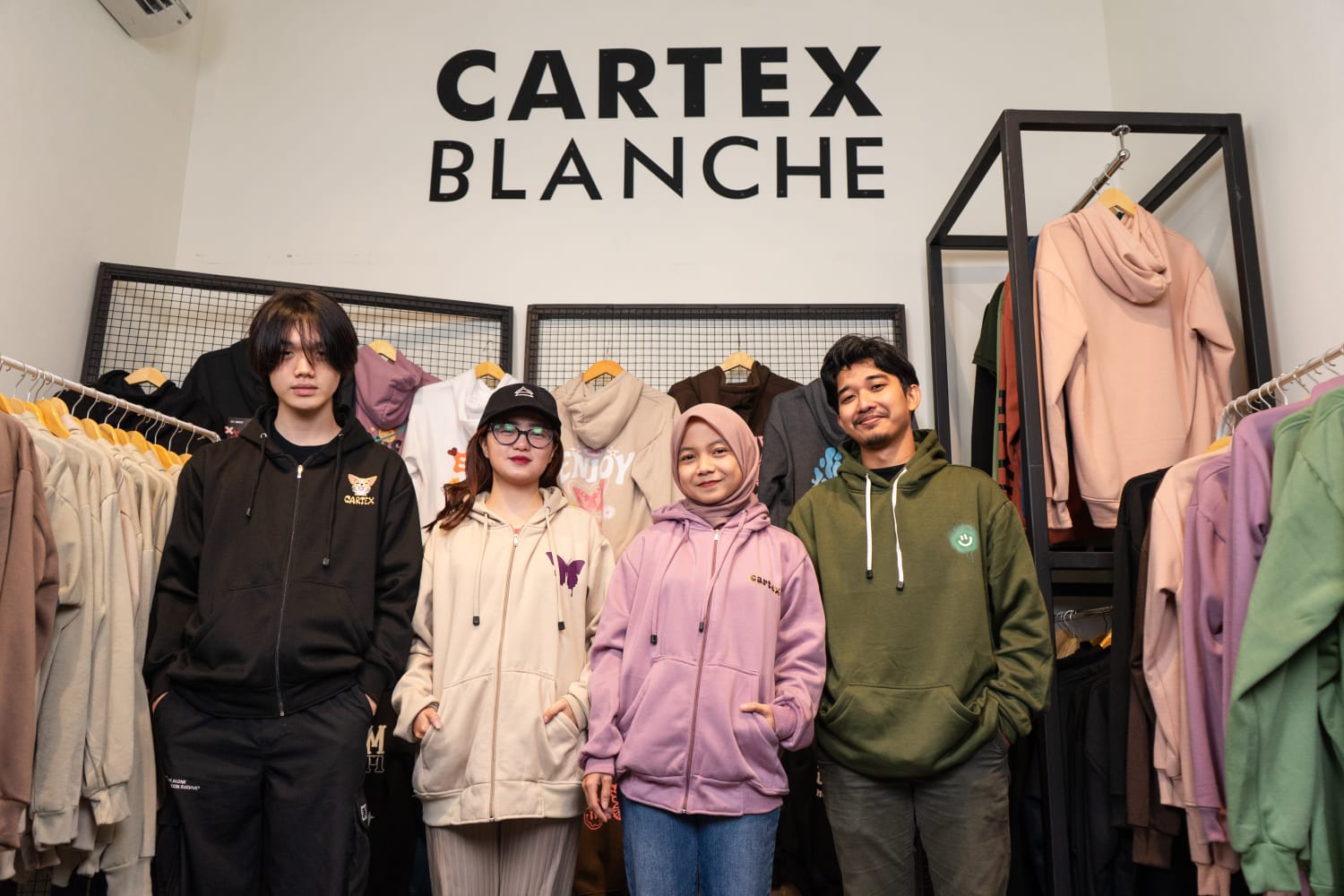 Cartex Blanche memproduksi hoodie yang lekat dengan anak muda.